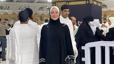 بالصور.. رضوى الشربيني تؤدي مناسك العمرة