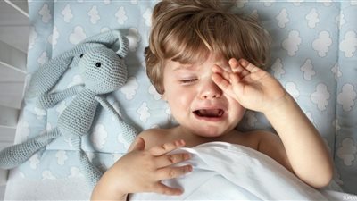 أم تسأل: «طفلي يصرخ خلال النوم ماذا أفعل».. أخصائية تجيب