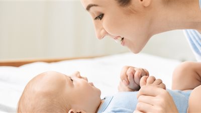 خلي بالك.. ثرثرة طفلك الرضيع غير المفهومة مفتاح لتعلمه الكلام