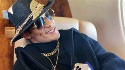 وصلة رقص بين محمد رمضان ومضيفة الطيران في طائرته الخاصة