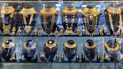 هبوط مفاجئ في أسعار الذهب بالتعاملات المسائية بعد الارتفاع التاريخي لعيار 21