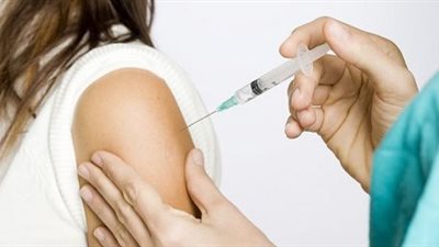 بعد تأهيل الصيادلة للحقن.. طبيب يضع روشتة لتقليل المخاطر