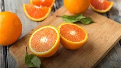 طبيب تغذية يفجر مفاجأة بشأن البرتقال: مصدر محدود لفيتامين سي