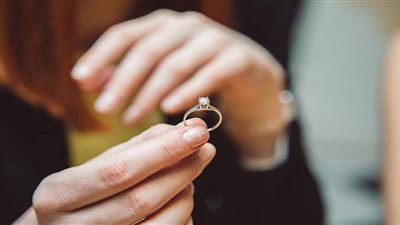 «دبلة الخطوبة».. متى تطلب الفتاة المساعدة في حل مشاكلها مع خطيبها؟ 