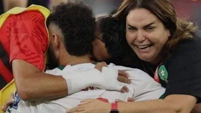 «الجُندي الخفي».. من هي المرأة التي تظهر في احتفالات منتخب المغرب