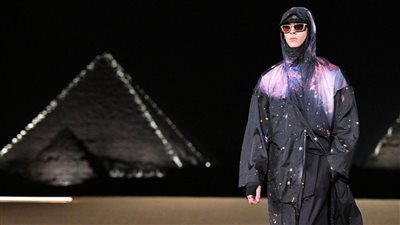 لأول مرة بمصر.. عرض أزياء «ديور – Dior» تحت سفح الأهرامات يبهر العالم.. صور
