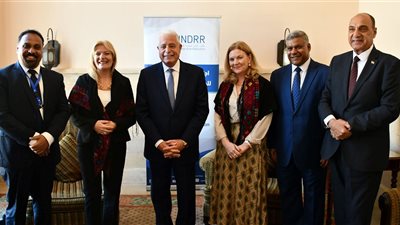 محافظ جنوب سيناء يُهدي مديرة بالأمم المتحدة الشال البدوي