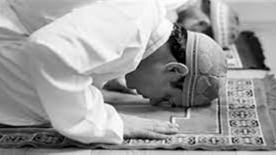 ما حكم الصلاة مع الضيوف في البيت؟