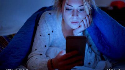 أبرزها المياه البيضاء.. أضرار الهاتف المحمول على العين   