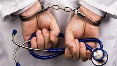 القبض على طبيب يجري عمليات إجهاض ويُلقي الأجنة للكلاب