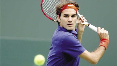 موظفة أمن تضع أسطورة التنس فيدرر في موقف محرج