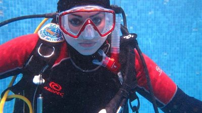 حوار| مدربة الغوص السعودية سوسن القحطاني لـ«هير نيوز»: بدأت المجال مع ابنتي.. السوق يتطلب نساء منقذات