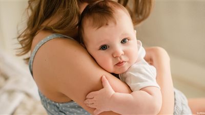 بطرق بسيطة.. تعلمي كيف تجعلين طفلك يتعلق بكِ