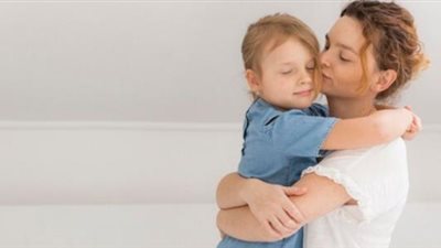 للأم الجديدة.. 4 طرق للتواصل مع الأطفال أهمها الحضن والاتصال المباشر بالعين