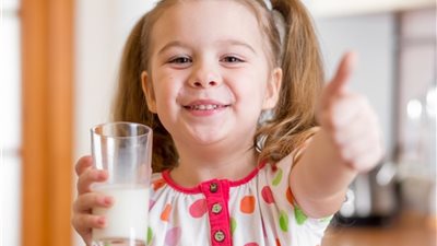 متى يمكن للرضيع تناول لبن الأبقار والكمية المناسبة؟.. مستشارك الطبي يجيب