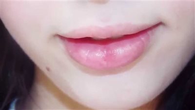 العسل والتوت.. وصفات طبيعية للحصول على شفايف ناعمة ووردية