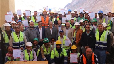 وزير القوى العاملة يتفقد مشروع التجلي الأعظم بكاترين.. ويسلم 140 وثيقة تأمين