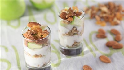 الزبادي والمكسرات.. كنز خفي لرفع مناعة طفلك 