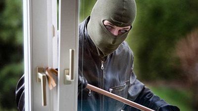 السجن المشدد في حق لص.. هدد عجوزًا وسرق مشغولاتها الذهبية وأموالها