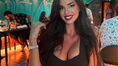 ملكة جمال كرواتيا تستعرض مفاتنها وتصيب مشجع بلادها في منطقة حساسة