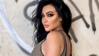 ميرهان حسين تمنح بابا نويل قبلة الكريسماس
