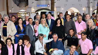 فنانة إيطالية تهدي محافظ جنوب سيناء لوحة فنية في بينالي شرم الشيخ