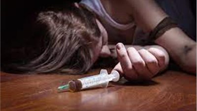  مصرع طبيبة داخل استراحة الأطباء.. بسبب جرعة مخدرات زائدة