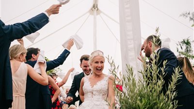 بينها «البناطيل».. أزياء تجنبيها عند حضور حفلات الزفاف