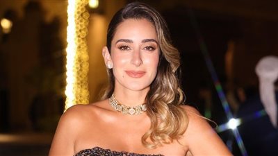 نعومة وأنوثة.. أمينة خليل في إطلالة ذهبية جذابة