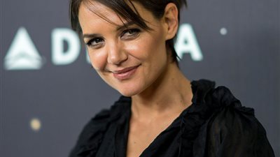 كيتي هولمز تضع مصممة فستانها في موقف مُحرج.. صور