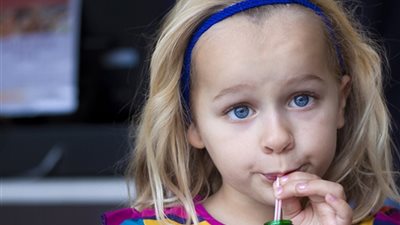 تستنفد الكالسيوم من العظام.. تعرفي على أضرار المشروبات الغازية على طفلك