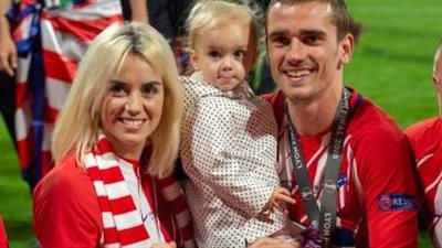 كأس العالم 2022.. زوجة جريزمان طبيبة وموديل داعمة للاعب في المدرجات