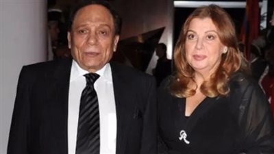 النجم عادل إمام في صورة نادرة مع زوجته أيام الخطوبة