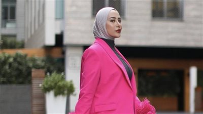 تنسيق ارتداء الجواكت الملونة للمحجبات من وحي مدوّنات الموضة