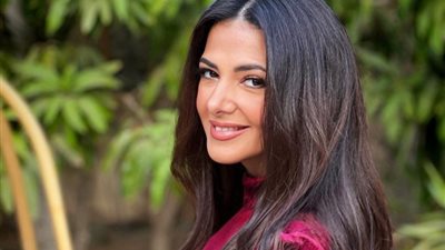 دنيا سمير غانم بأناقة شتوية في أوروبا