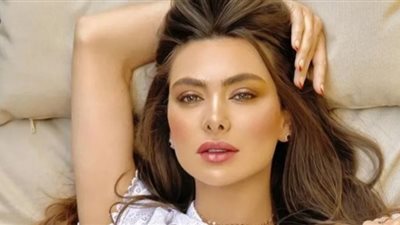 ستيفاني صليبا تتحدى قضية غسيل الأموال بالإطلالات الجريئة والفساتين القصيرة (صور)