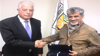 محافظ جنوب سيناء يكرم الفنان التشكيلي العالمي جمال مليكة