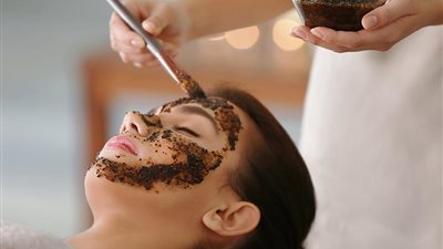 مقاومة علامات الشيخوخة، تعرفي على فوائد القهوة للبشرة الدهنية