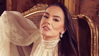 «بشجرة عيد الميلاد وإطلالة شبابية» شريهان تستعد للكريسماس (صور)