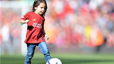 مكة محمد صلاح بـ«البيجامة» مع شجرة الكريسماس الغريبة (صور)