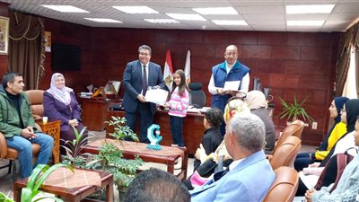 وكيل تعليم جنوب سيناء يكرم المشاركين في نموذج محاكاة قمة المناخ (صور)