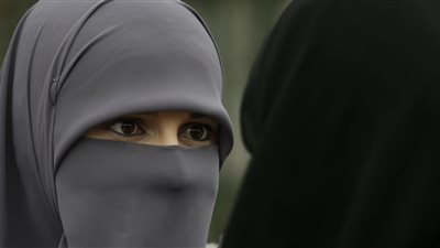 سيدة تسأل: «رأيت نفسي أخلع النقاب في المنام».. اعرفي تفسير الحلم