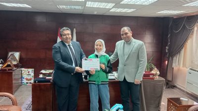 تكريم طالبة سيناوية فازت بالمركز الرابع في 