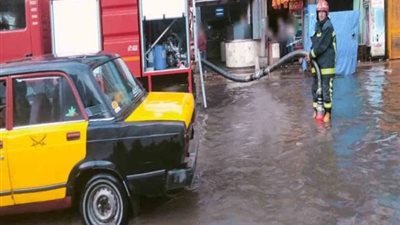 رجال الشرطة يساعدون المواطنين في مواجهة الأمطار (صور)