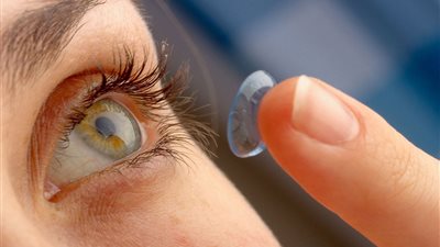 مزايا وأضرار العدسات اللاصقة وطرق الوقاية من المضاعفات