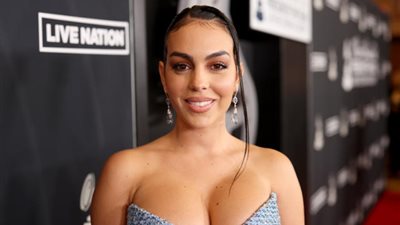 جورجينا تداوي جراح رونالدو بـ«رولز رويس» في ختام 2022