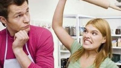 «كسرت أسنانه»، ربة منزل تتعدى على زوجها بشومة أثناء نومه بقنا 