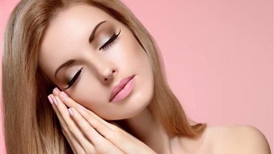 4 عادات خاطئة تهدد شعرك بالتلف «تجنبيها»