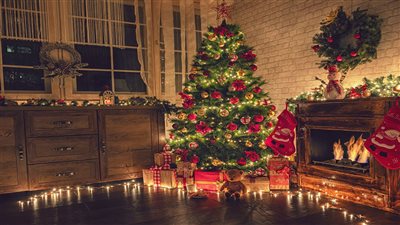 طرق تزيين وتجهيز شجرة الكريسماس وطاولة رأس السنة بأحدث الألوان