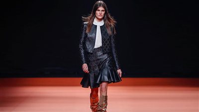 «لمحبي الأقمشة الجلدية» تعرفي على عروض شتاء 2022-2023